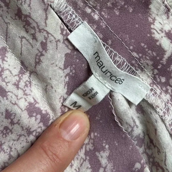 🦋 Maurices Purple White Snakeskin Sleeveless Blouse Medium Casual - Picture 3 of 4